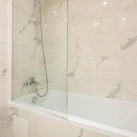 Comfortable 4br 10p Bastille Voltaire Apartment