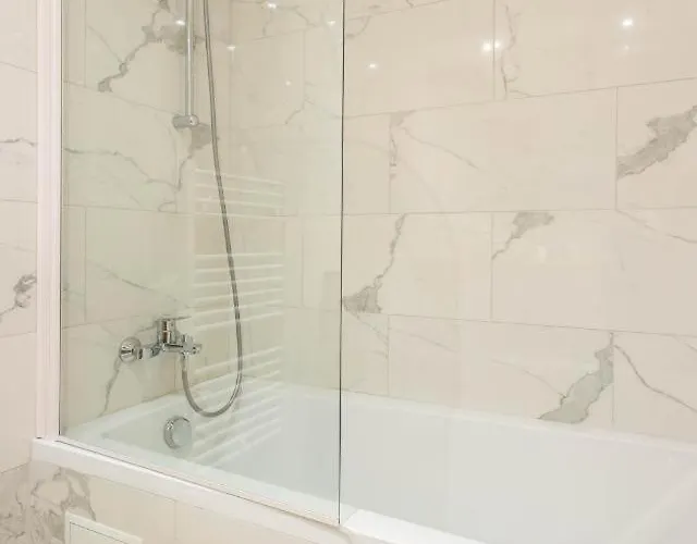 Comfortable 4br 10p Bastille Voltaire Apartment